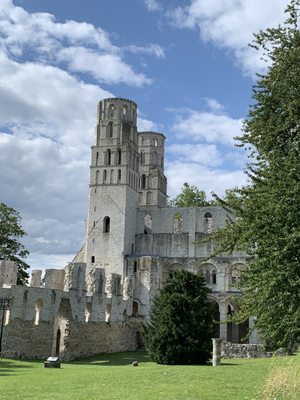 Abbaye de Jumièges by null