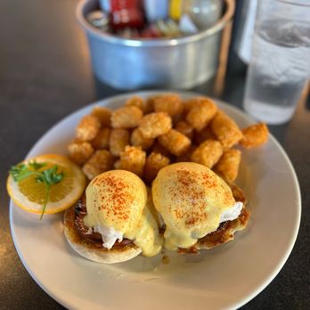 Froggy's - eggs benedict - Bars Near Me - Davis, California
