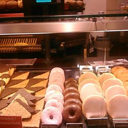 Oebel Bäckerei - Plätzchentheke mit Amerikaner, Donuts, Nussecken u.a.