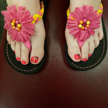 Le Nail Spa - She asked for what the lady next to her got. She had to mention adding the glitter in the right areas. - Nail Technicians Near Me - Springfield, Missouri