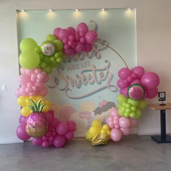 Luliet - Cute little balloon display - Ice Cream & Frozen Yogurt Near Me - Spring, Texas