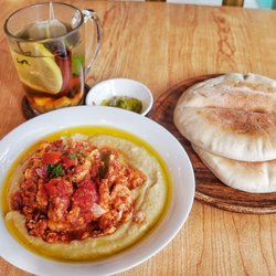 Hummus Elijah - Humshuka with pita