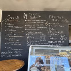Tony Cannoli - Wonderful place to pick up a delicious dessert!