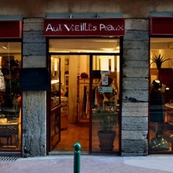 Aux Vieilles Peaux - vitrines de l'exterieur !