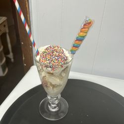 Kristys Kafe - Double cupcake ice cream sundae
