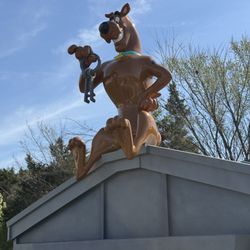 Scooby Doo Mystery Putt - Scooby- Doo at last hole.