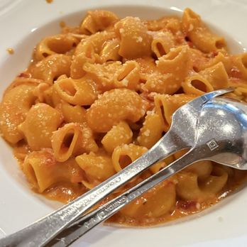 Si Si Restaurant - Spicy rigatoni - Mediterranean Near Me - East Hampton, New York Si Si Restaurant - Spicy rigatoni - Mediterranean Near Me - East Hampton, New York