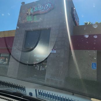Carl's Jr - Front of buliding - Fast Food Near Me - Vista, California