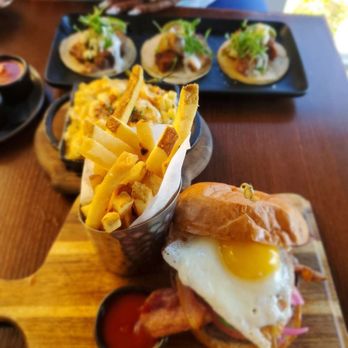 Oak - Oak burger with bacon, egg and avocado very big and fresh very good - New American Near Me - Laguna Beach, California