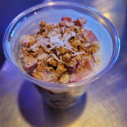 Santana's Mexican Food - Fresas, crema , granola y coco.