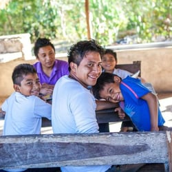 Uxuxubi - Estudiantes y Maestros en la Escuela Rural de Uxuxubi