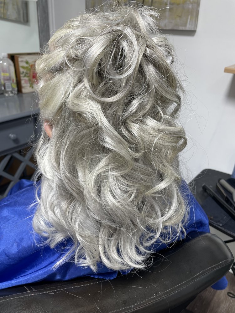 Hair by Mia Logo