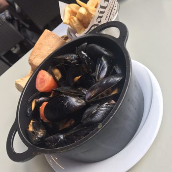 Léon de Bruxelles - Moules-frites in tomato sauce. - Belgian Near Me - Paris, 75 Léon de Bruxelles - Moules-frites in tomato sauce. - Belgian Near Me - Paris, 75