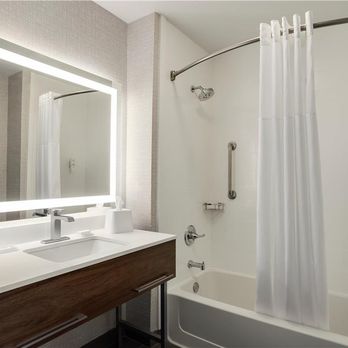 Hampton Inn Derby Wichita Southeast - Guest room bath - Hotels Near Me - Derby, Kansas Hampton Inn Derby Wichita Southeast - Guest room bath - Hotels Near Me - Derby, Kansas