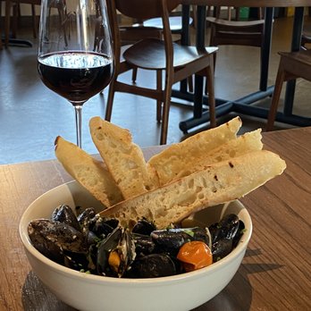 Sets Kitchen & Bar - Mussels with yummy garlic bread! - New American Near Me - San Marcos, California