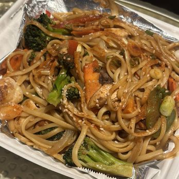 Munchiez 805 - Dragon noodle ! Combination! - Fast Food Near Me - Arroyo Grande, California Munchiez 805 - Dragon noodle ! Combination! - Fast Food Near Me - Arroyo Grande, California