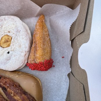 Voodoo Doughnut - Banana Cream Pie,Maple Blazer Blunt,Bacon Maple Bar - Donuts Near Me - Dallas, Texas Voodoo Doughnut - Banana Cream Pie,Maple Blazer Blunt,Bacon Maple Bar - Donuts Near Me - Dallas, Texas