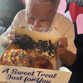 Mojo Donuts - Fruity pebbles, Death by Chocolate, Creme Brûlée and Oreo Speedwagon donuts - Donuts Near Me - Pembroke Pines, Florida Mojo Donuts - Fruity pebbles, Death by Chocolate, Creme Brûlée and Oreo Speedwagon donuts - Donuts Near Me - Pembroke Pines, Florida