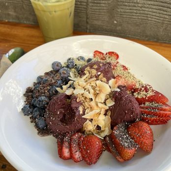 Lofty Coffee - Açaí bowl and iced matcha and honey drink - Coffee & Tea Near Me - San Diego, California