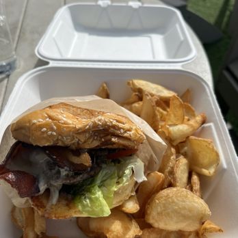 Monarch Ocean Pub - Burger - Gastropubs Near Me - Del Mar, California