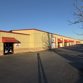 West Coast Suppliers - Building in which West Coast Suppliers of Medford is located (at the very end) - Appliances & Repair Near Me - Central Point, Oregon West Coast Suppliers - Building in which West Coast Suppliers of Medford is located (at the very end) - Appliances & Repair Near Me - Central Point, Oregon
