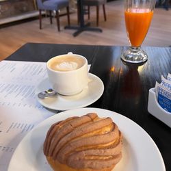 Olive - Pan Concha que te ofrecen al principio, latte y jugo de zanahoria