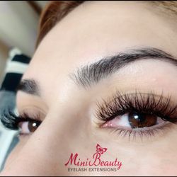 Mini Beauty Eyelash - Hybrid lashes done by Mini Beauty Eyelash