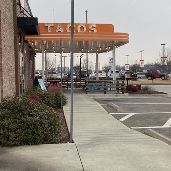 Tacos 4 Life - Outside eating area - Fast Food Near Me - Jackson, Tennessee