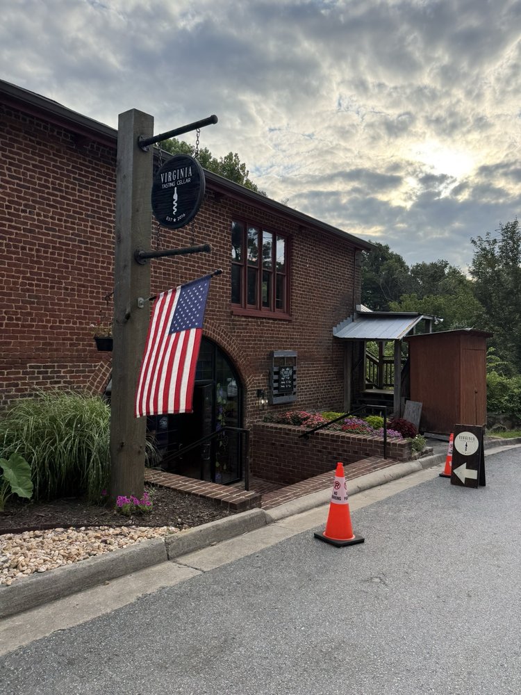 The Virginia Tasting Cellar Logo