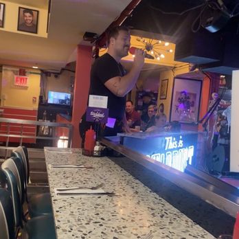 Ellen's Stardust Diner - Diners Near Me - New York, New York
