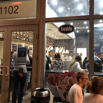 Freddo - 8:45 pm on friday 15th, 2019. Only 2 employees behind the counter. - Desserts Near Me - Miami, Florida