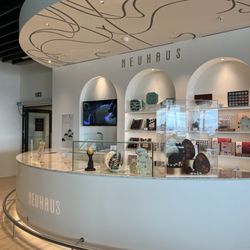 The Loft by Brussels Airlines and Lexus - Neuhaus chocolates
