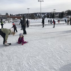 Parc John-H-Molson - Une petite aréna pour le hockey