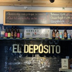 El Depósito - Inside the bar, nice decoration and great exhibition of beers.