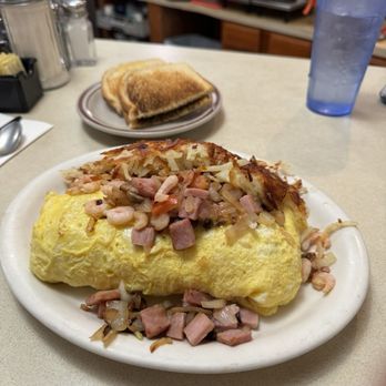 Dean's Homestyle Cafe - Average sized omelette. - American Near Me - Clackamas, Oregon
