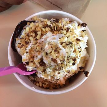 Baskin-Robbins - Sundae - Ice Cream & Frozen Yogurt Near Me - Jackson Heights, New York