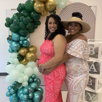 Aloha Pop - Full-body of arch with my beautiful best friend - Balloon Services Near Me
