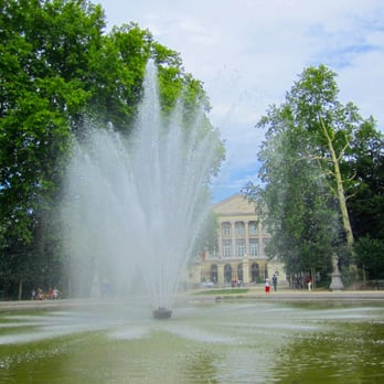 Parc de Bruxelles - Fountain and Parliament building in the background. - Parks Near Me - Brussels, BRU