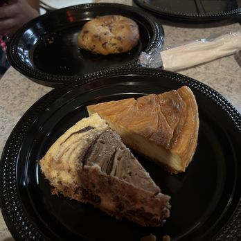 Mamma Dora's Pizzeria - Famous seasonal cheesecake and amazing chocolate chip cookie - Pizza Near Me - Miami, Florida