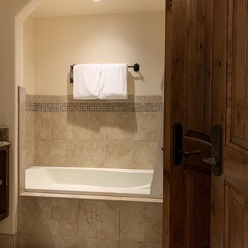 Tivoli Lodge - Tub nook - Hotels Near Me - Vail, Colorado Tivoli Lodge - Tub nook - Hotels Near Me - Vail, Colorado