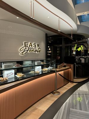 Easy's Cocktail Lounge by null