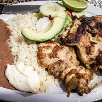 Las Guanaquitas - Chicken plate. Not sure what's the name of it $11.99 - Salvadoran Near Me - Los Angeles, California