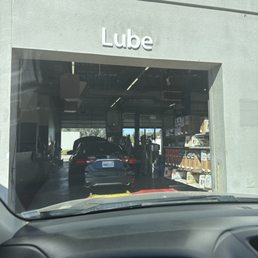 Waiting over 36 min for an oil change and nobody has come up to me still.