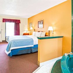 Days Inn by Wyndham Covington - 1 King BedJetted Tub Suite