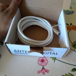 Severo Roth - Fizemos a compra de um conversor mais antena interna, mas na hora que fomos instalar a caixa da antena interna só estava o cabo de conexão.