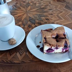 Schloss Glücksburg - Kaffee und Brombeerkuchen im Schlosscafé / Coffee and blackberry cake in the castle café