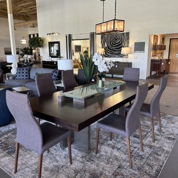 Avery Lane - Contemporary dining table - Antiques Near Me - Scottsdale, Arizona