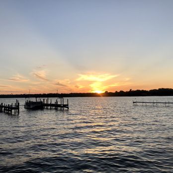 Dockers Restaurant - View from their dock as the sun sets - American Near Me - Fox Lake, Illinois