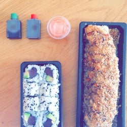 Jim Sushi - Californias au surimi avec oignons grillés et californias rolls simples thon/avocat