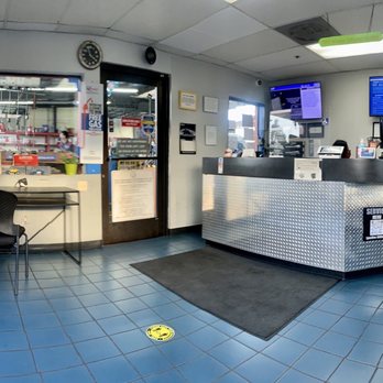 SpeeDee Oil Change & Auto Service - Lobby/waiting room - Auto Repair Near Me - Millbrae, California